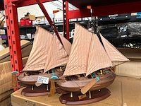 2x houten modelschip