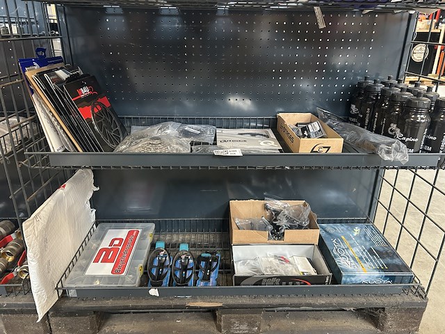2x inhoud stellingvak racefiets onderdelen en accessoires, w.o. shimano, sigg - afbeelding 1 van  8