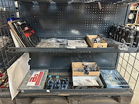 2x inhoud stellingvak racefiets onderdelen en accessoires, w.o. shimano, sigg - afbeelding 1 van  8