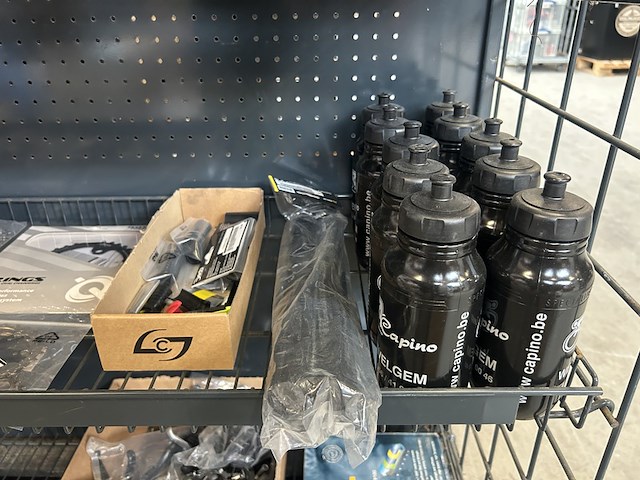 2x inhoud stellingvak racefiets onderdelen en accessoires, w.o. shimano, sigg - afbeelding 3 van  8