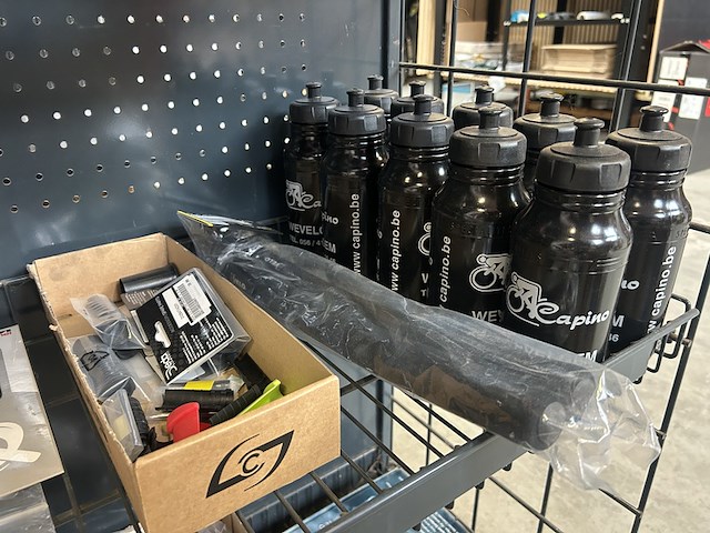 2x inhoud stellingvak racefiets onderdelen en accessoires, w.o. shimano, sigg - afbeelding 4 van  8