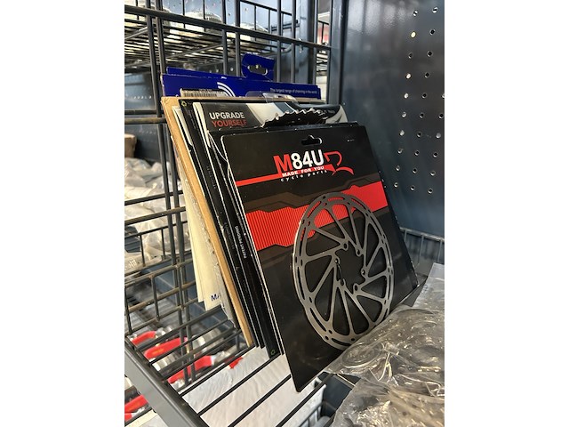 2x inhoud stellingvak racefiets onderdelen en accessoires, w.o. shimano, sigg - afbeelding 5 van  8