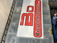 2x inhoud stellingvak racefiets onderdelen en accessoires, w.o. shimano, sigg - afbeelding 8 van  8