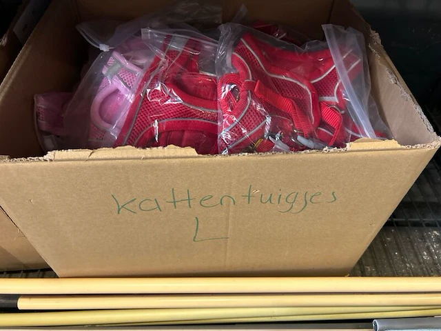 2x inhoud stellingvak w.o. kattentuigjes - afbeelding 3 van  6