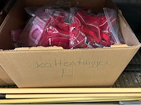 2x inhoud stellingvak w.o. kattentuigjes - afbeelding 3 van  6