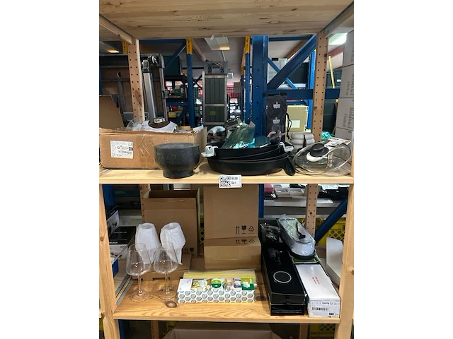 2x inhoud stellingvak w.o. keukengerei, servies w.o. wacaco - afbeelding 1 van  9