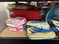2x inhoud stellingvak w.o. knuffels, kindertassen - afbeelding 6 van  10