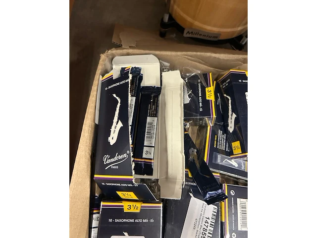 2x inhoud stellingvak w.o. muziekaccessoires w.o. cascha, vandoren - afbeelding 2 van  11