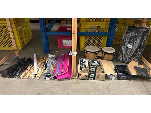 2x inhoud stellingvak w.o. muziekaccessoires w.o. cascha, vandoren - afbeelding 1 van  11