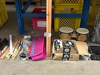 2x inhoud stellingvak w.o. muziekaccessoires w.o. cascha, vandoren