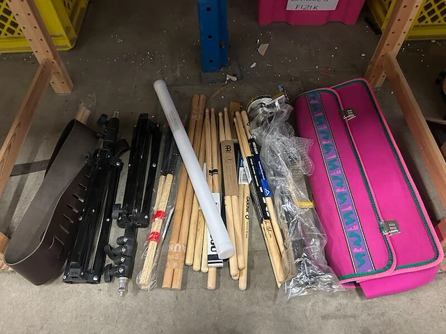 2x inhoud stellingvak w.o. muziekaccessoires w.o. cascha, vandoren - afbeelding 4 van  11