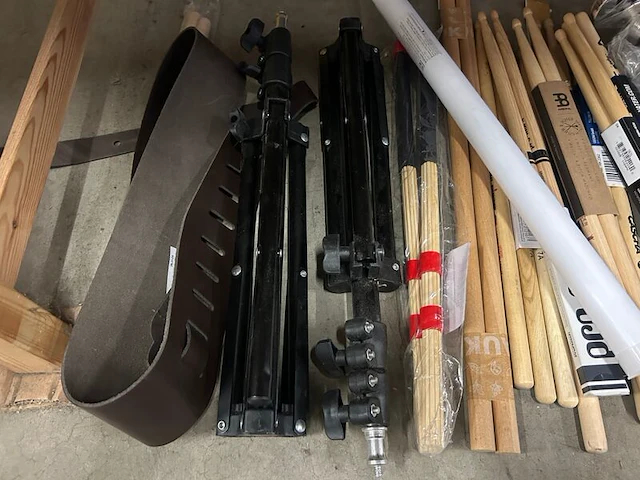 2x inhoud stellingvak w.o. muziekaccessoires w.o. cascha, vandoren - afbeelding 6 van  11