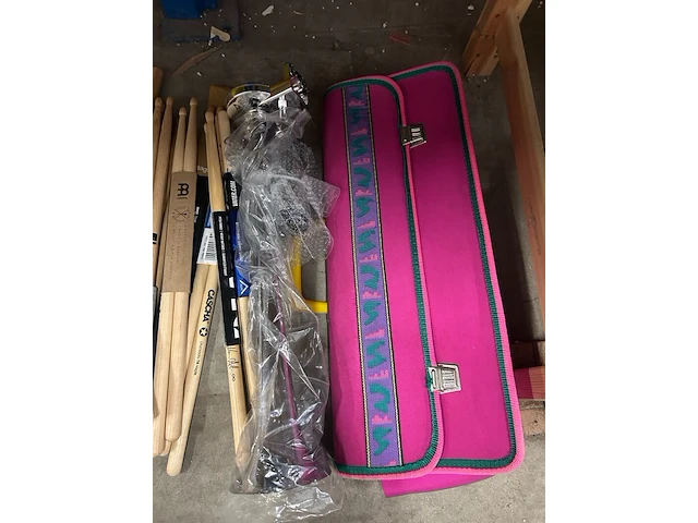 2x inhoud stellingvak w.o. muziekaccessoires w.o. cascha, vandoren - afbeelding 7 van  11