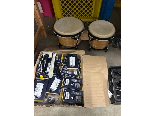 2x inhoud stellingvak w.o. muziekaccessoires w.o. cascha, vandoren - afbeelding 8 van  11
