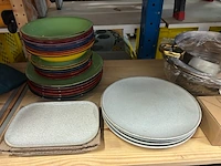2x inhoud stellingvak w.o. servies en keukenbenodigheden - afbeelding 2 van  8