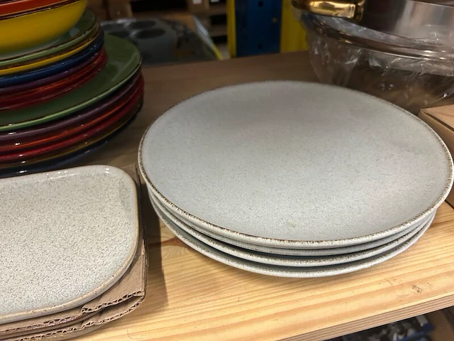 2x inhoud stellingvak w.o. servies en keukenbenodigheden - afbeelding 4 van  8