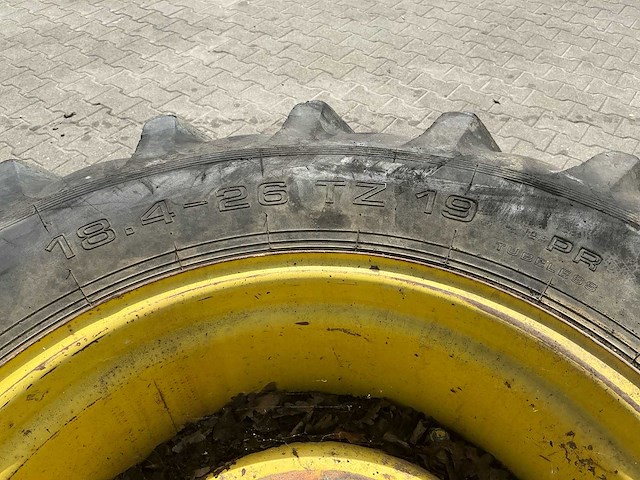 2x jcb sitemaster 18.4-26 wiel met zware stalen 26" 10-gats velg - afbeelding 2 van  4