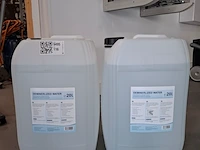 2x jerrycan a 20 liter gedemineraliseerd water