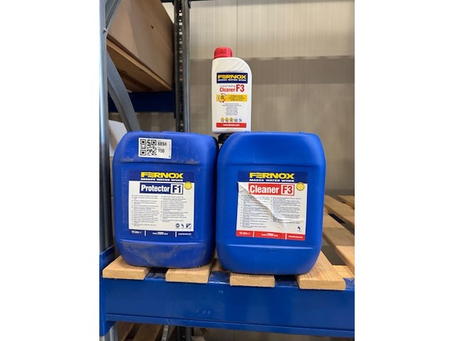 2x jerrycan en fles cleaner en protector fernox, protector f1 en cleaner f3 - afbeelding 1 van  4