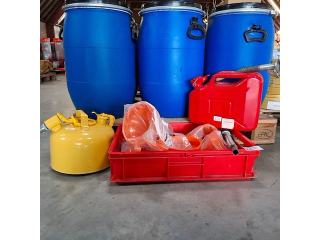 2x jerrycan met 6x trechter - afbeelding 1 van  4