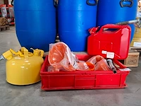 2x jerrycan met 6x trechter