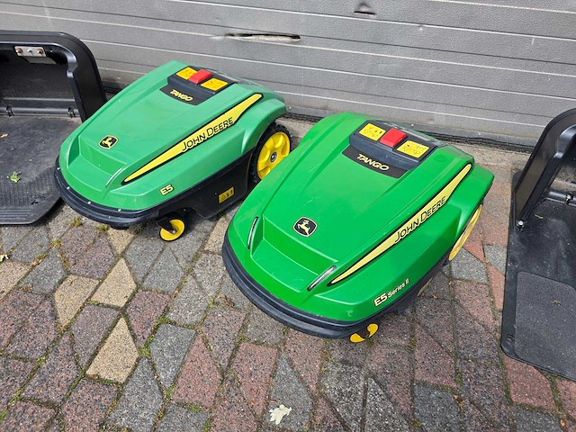 2x john deere - e5 serie - robotmaaier + laadstation - afbeelding 2 van  9
