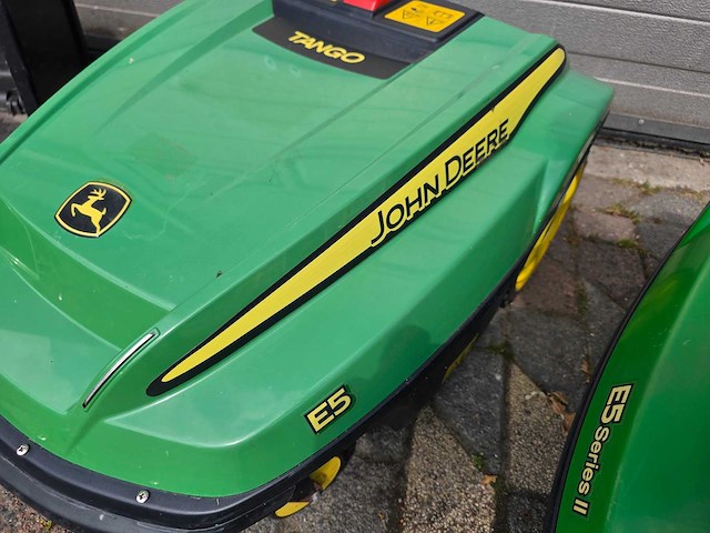 2x john deere - e5 serie - robotmaaier + laadstation - afbeelding 6 van  9