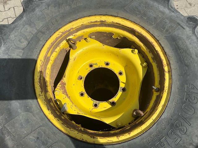 2x john deere/gkn 24" wielen met bkt agrimax rt 855 420/85r24 banden – 8-gats - afbeelding 2 van  11