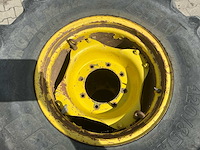 2x john deere/gkn 24" wielen met bkt agrimax rt 855 420/85r24 banden – 8-gats - afbeelding 2 van  11