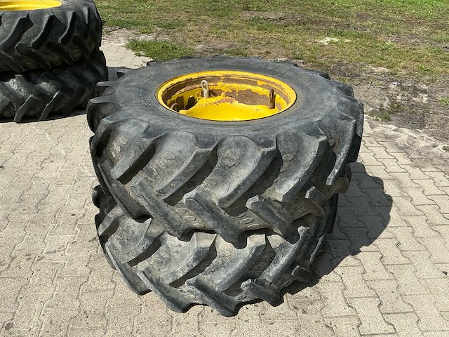 2x john deere/gkn 24" wielen met bkt agrimax rt 855 420/85r24 banden – 8-gats - afbeelding 1 van  11