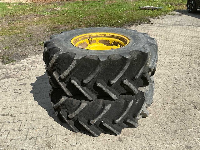 2x john deere/gkn 24" wielen met bkt agrimax rt 855 420/85r24 banden – 8-gats - afbeelding 4 van  11