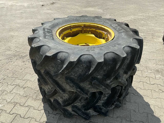 2x john deere/gkn 24" wielen met bkt agrimax rt 855 420/85r24 banden – 8-gats - afbeelding 5 van  11