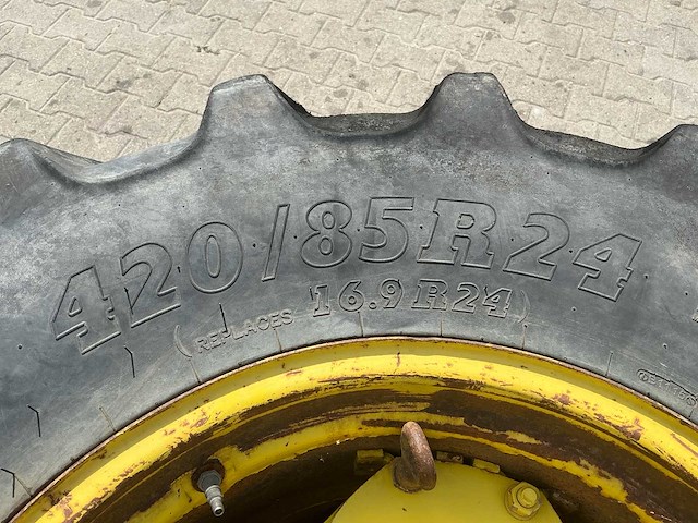 2x john deere/gkn 24" wielen met bkt agrimax rt 855 420/85r24 banden – 8-gats - afbeelding 6 van  11
