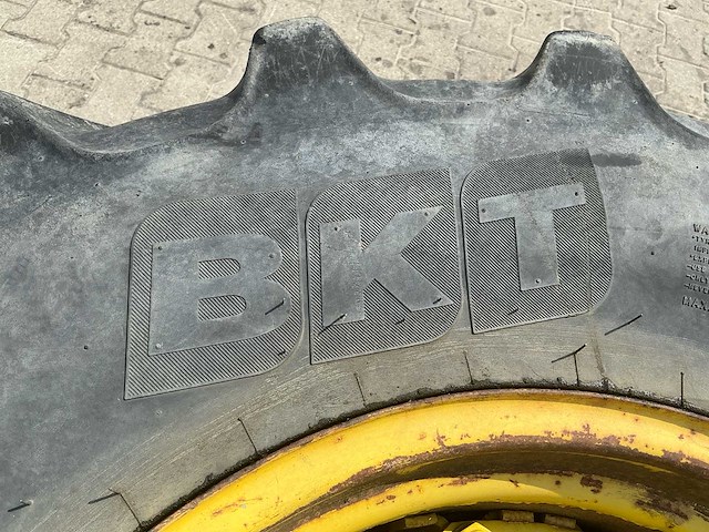 2x john deere/gkn 24" wielen met bkt agrimax rt 855 420/85r24 banden – 8-gats - afbeelding 7 van  11