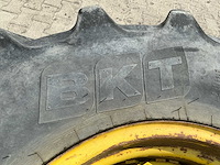 2x john deere/gkn 24" wielen met bkt agrimax rt 855 420/85r24 banden – 8-gats - afbeelding 7 van  11
