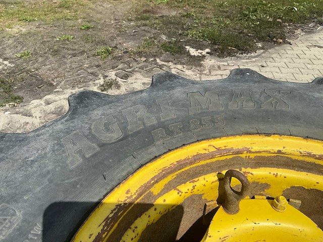 2x john deere/gkn 24" wielen met bkt agrimax rt 855 420/85r24 banden – 8-gats - afbeelding 10 van  11