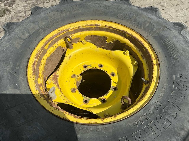 2x john deere/gkn 24" wielen met bkt agrimax rt 855 420/85r24 banden – 8-gats - afbeelding 11 van  11