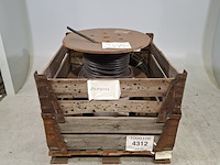 2x kabel op houten haspel, raycom