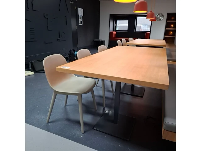 2x kantinetafel met 6x design stoel muuto - afbeelding 2 van  7