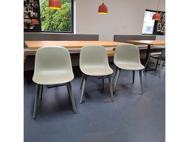 2x kantinetafel met 6x design stoel muuto - afbeelding 3 van  7
