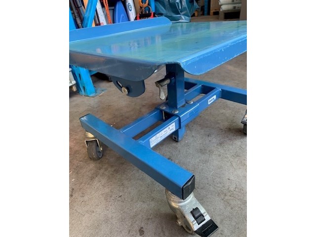 2x kleine instelbare bijzet tafel fetac, 3280, blauw, bouwjaar 2017 - afbeelding 1 van  2