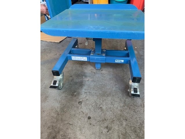 2x kleine instelbare bijzet tafel fetac, 3280, blauw, bouwjaar 2017 - afbeelding 2 van  2