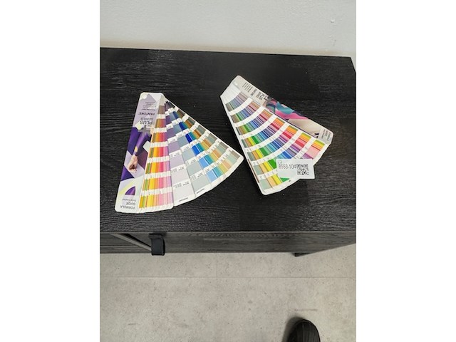 2x kleurenwaaier pantone, the plus series - afbeelding 1 van  5