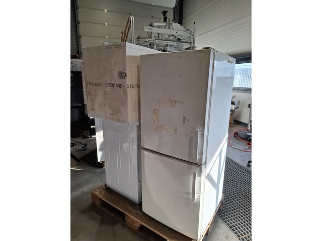 2x koelkast met wasmachine o.a. liebherr, indesit - afbeelding 1 van  10