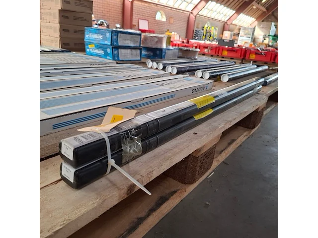 2x koker a 5 kilo tig laselektrode lincoln, 20.25.4cu tig - afbeelding 1 van  4