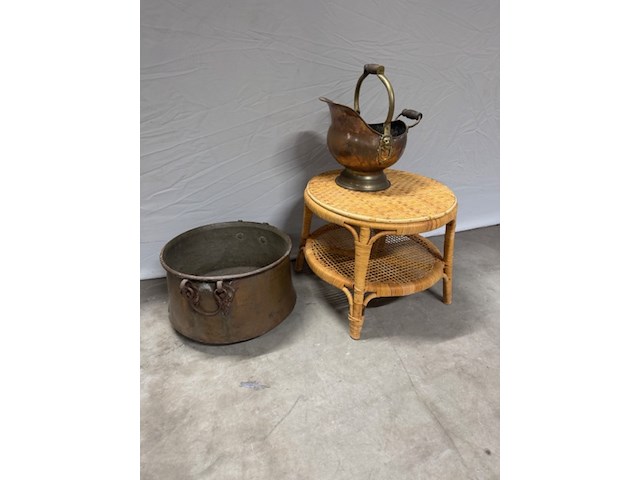 2x koperen pot en rotan tafel - afbeelding 1 van  4