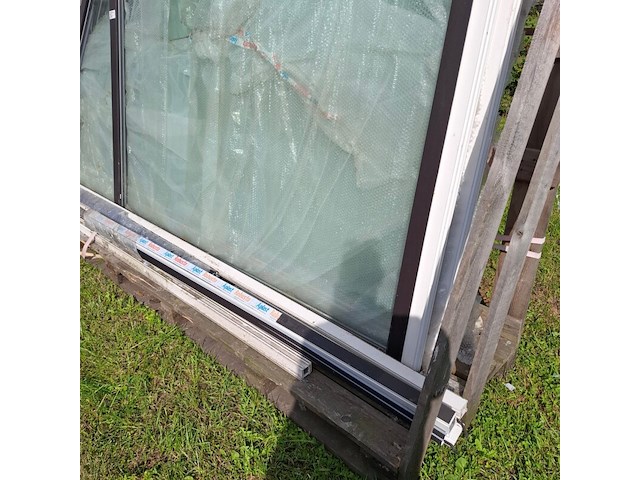2x kunststof kozijn met glas - afbeelding 3 van  5
