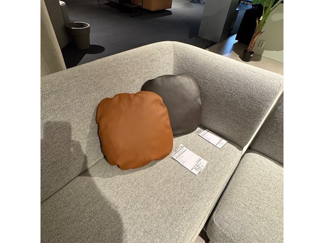 2x kussen leolux, cosy cushiom, eart&auburn - afbeelding 4 van  4
