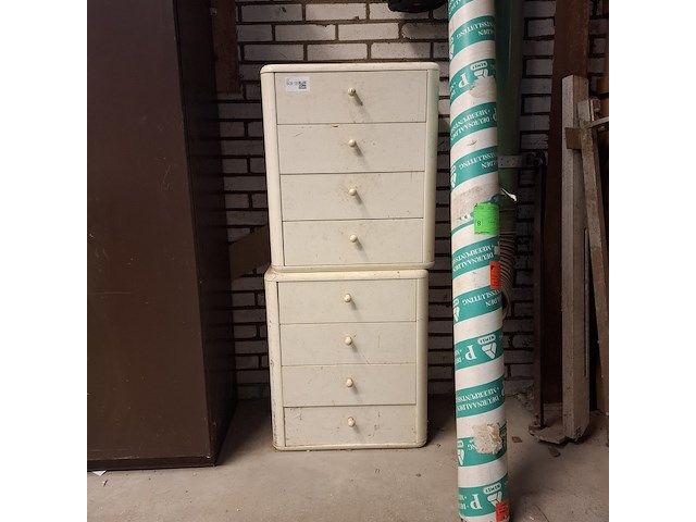 2x ladekast met inhoud - afbeelding 1 van  9