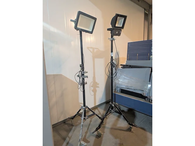 2x ledlamp op verrijdbaar statief - afbeelding 2 van  7